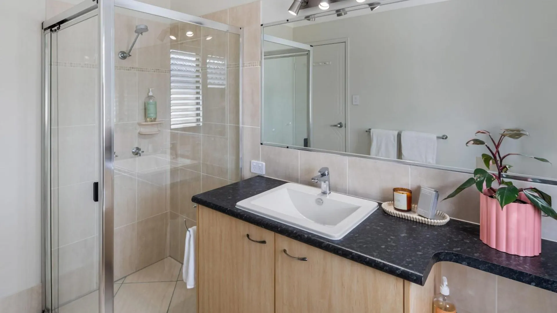 Fig Tree Family Home In Currimundi Kawana Waters 0*,